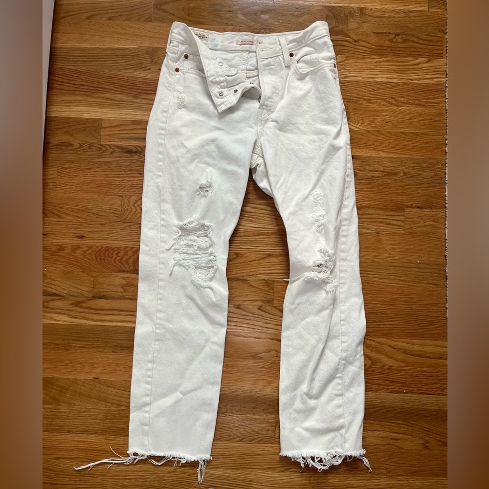Levi size 27 wedgie straight white jean